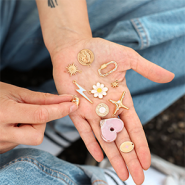 Schmucksets Ein Look, den alle lieben: der Bettel-Halsketten-Trend 