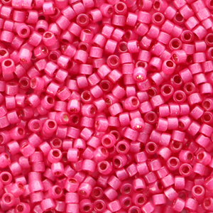 Miyuki Perlen delica's 11/0 Duracoat semi frosted silverlined dyed hibiscus pink DB-2175
