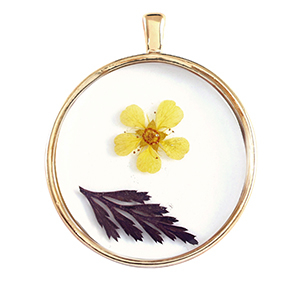 Anh&auml;nger mit getrockneter Blume Gold-yellow brown