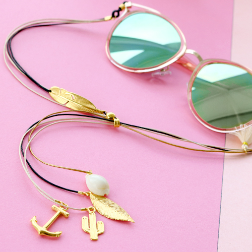 Sommer tauglich: Sonnenbrillenkordel mit goldenen Details und minimalistische Ohrringe