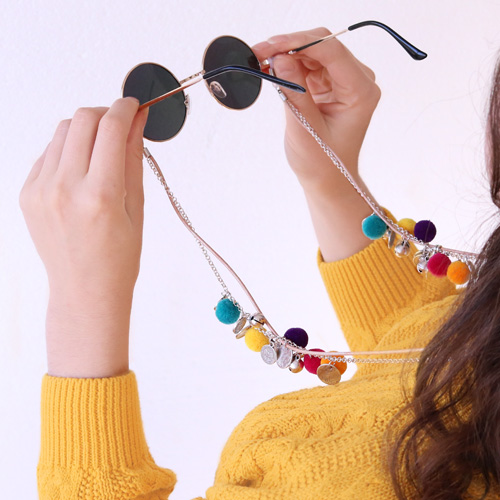 Sonnige Tage! DIY Sonnenbrillenkordel mit Kauri Muscheln, Pompoms, Makram&eacute; und mehr!