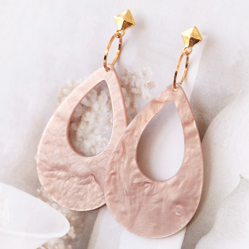 Moderne Statement Ohrringe mit Resin Anh&auml;ngern