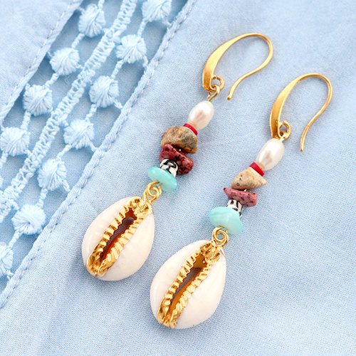 Lesen Sie hier, wie Sie trendy Schmuck machen mit neuen Kaurimuscheln!