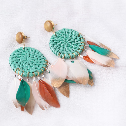 Festival Schmuck Inspiration mit Federn und bunten Rotan Anh&auml;ngern