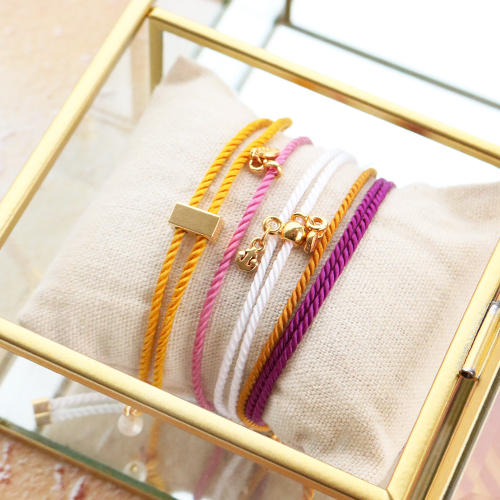 Auf diese Weise k&ouml;nnen Sie ganz einfach Ihre eigenen Bettel Armb&auml;nder mit trendy Kordel herstellen: