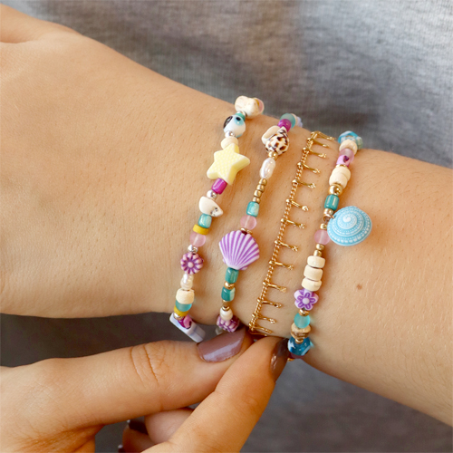 Erfahren Sie hier, wie Sie fr&ouml;hliche Armb&auml;nder mit den Acrylperlen in Blumen- und Meeresoptik kreieren. 