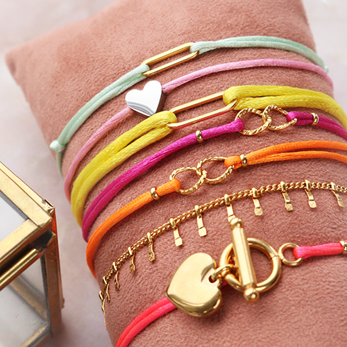 Entwerfen Sie farbenfrohe Armb&auml;nder mit Satinband und Zwischenst&uuml;cken aus Edelstahl 