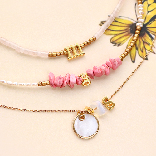 Fertigen Sie Armb&auml;nder und Halsketten mit Buchstabenperlen