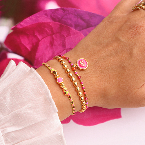 So entsteht mit kleinen emaillierten Anh&auml;ngern trendiger Schmuck
