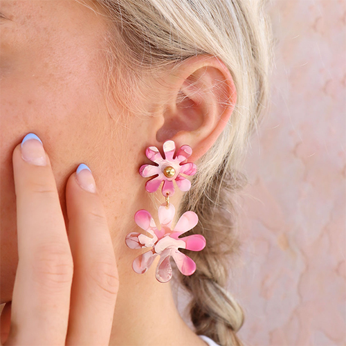 So werden aus Plexx Blumen- und Herzanh&auml;ngern Statement-Ohrringe 