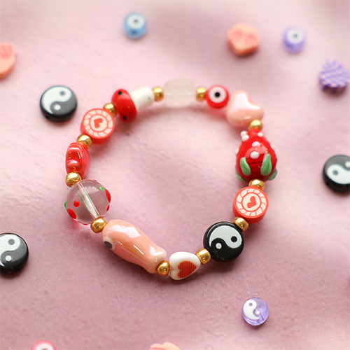Neue Ideen! Armb&auml;ndchen aus Perlen mit einem fr&ouml;hlichen Twist. 