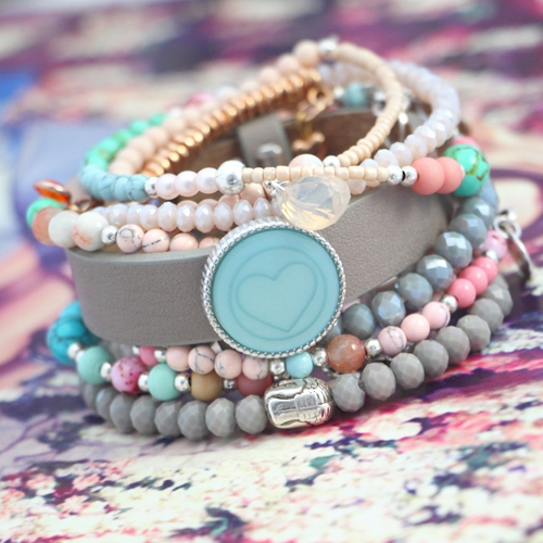 Farbenfrohen Schmuck mit feine Details und Turquoise Naturstein Perlen