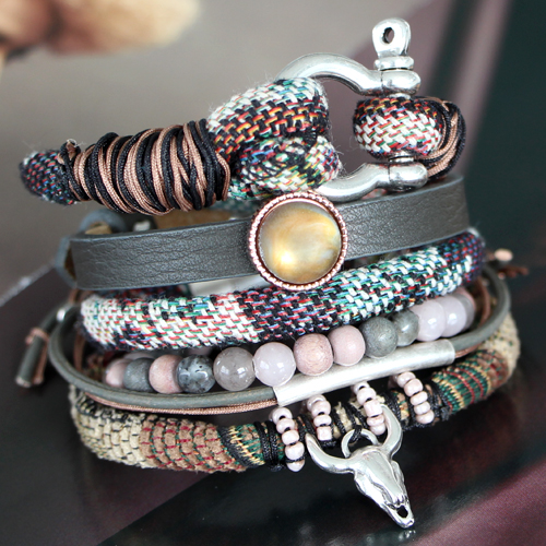 Sch&ouml;ner Armschmuck aus gesteppter Kordel gemacht im Bohemian Style