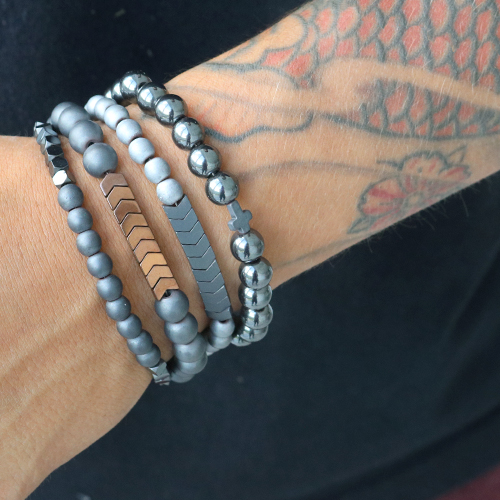 Wow, dieser moderne-minimalistische Schmuck mit Hematite Perlen sehen super aus, machen Sie ein Set f&uuml;r Sie oder Ihn?
