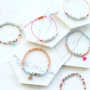 Spruch Schmuck mit Buchstabenperlen Metall Look und farbigen Details