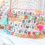 Spruch Schmuck mit Buchstabenperlen Metall Look und farbigen Details