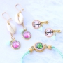 Fr&ouml;hlicher Schmuck mit Basic Cabochons, Cuoio, DQ Metall, Muschel Anh&auml;nger und Macram&eacute;