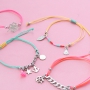 Armb&auml;nder in grellen Farben mit sch&ouml;nen Sommer Anh&auml;ngern aus RVS