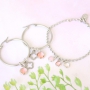 Verschiedener Schmuck mit Kristallglas Anh&auml;ngern