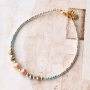 Farbenfrohe Armb&auml;nder mit Facettperlen und goldenen Details