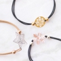 Armb&auml;nder und einen Schl&uuml;sselanh&auml;nger mit herrlichen Bohemian Anh&auml;ngern