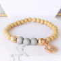 Armb&auml;nder und Ohrringe mit botanischer Farbpalette und goldenen Details
