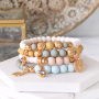 Armb&auml;nder und Ohrringe mit botanischer Farbpalette und goldenen Details
