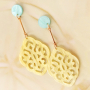 Moderne Statement Ohrringe mit Resin Anh&auml;ngern