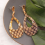 Machen Sie Ihre eigenen Ohrringe und Armb&auml;nder aus neuen Resin Anh&auml;ngern und einem Elastischen Band mit Snake Print
