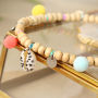 Entdecken Sie hier, wie Sie den besten Schmuck mit Kauris und Pompom Anh&auml;ngern herstellen k&ouml;nnen:
