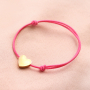 Ben&ouml;tigen Sie Inspiration? So machen Sie ganz einfach trendige Armb&auml;nder aus farbigem Elastik: