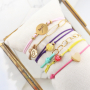 Ben&ouml;tigen Sie Inspiration? So machen Sie ganz einfach trendige Armb&auml;nder aus farbigem Elastik:
