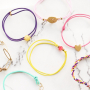 Ben&ouml;tigen Sie Inspiration? So machen Sie ganz einfach trendige Armb&auml;nder aus farbigem Elastik: