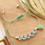 Ben&ouml;tigen Sie Inspiration? Sie k&ouml;nnen diese Armb&auml;nder ganz einfach selbst mit Acryl Buchstaben Perlen herstellen: