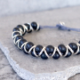 Sehen Sie hier, wie Sie diese coolen Armb&auml;nder mit Holz Perlen selbst herstellen k&ouml;nnen: