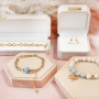 Pr&auml;sentieren Sie Ihren Schmuck wundersch&ouml;n auf den neuesten Displays und kreieren Sie stilvolle Geschenke mit den Schmuckdosen: