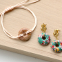 Diese sch&ouml;nen Ohrringe und Armb&auml;nder gestalten Sie schnell und einfach mit Disc-Anh&auml;ngern und Facett-Perlen aus Naturstein!      