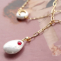 Werden Sie kreativ mit den Muschel Pearl Shine Anh&auml;ngern, Perlen und Zwischenst&uuml;cken kombiniert mit den Zirkonia Brass Elements 