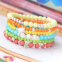 Bunte Armb&auml;nder, die Sie mit Acrylperlen herstellen! 