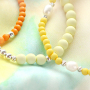 Bunte Armb&auml;nder, die Sie mit Acrylperlen herstellen! 