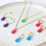 So gestalten Sie farbenfrohen Schmuck mit Gummib&auml;r-H&auml;ngern