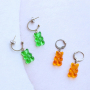 So gestalten Sie farbenfrohen Schmuck mit Gummib&auml;r-H&auml;ngern
