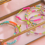 Schmuckinspirationen mit Glasperlen-Rocailles in sommerlichen Neonfarben