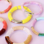 Eine Armbandkollektion mit bunten Tube Acrylperlen designen