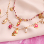 So entsteht mit kleinen emaillierten Anh&auml;ngern trendiger Schmuck