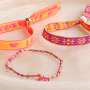 Aus neonfarbigen Schmuckb&auml;ndern mit Text trendige Armb&auml;nder machen