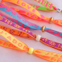 Aus neonfarbigen Schmuckb&auml;ndern mit Text trendige Armb&auml;nder machen