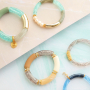 Verschiedene Armbanddesigns mit diversen Tube-Acrylperlen