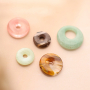 Naturstein-Donuts im Schmuckdesign