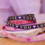 Armb&auml;nder aus Valentinsb&auml;ndchen mit Text herstellen